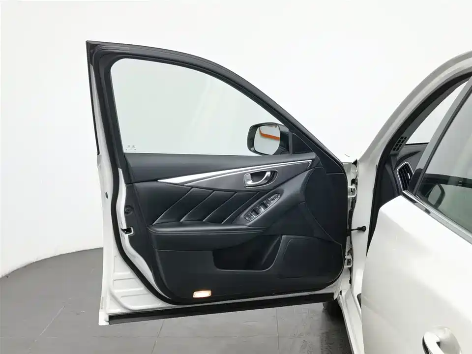 Infiniti Q50L