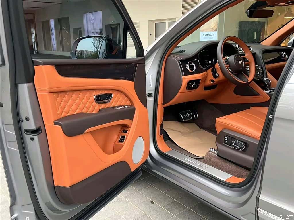 Bentley Bentayga, 2022 все фото
