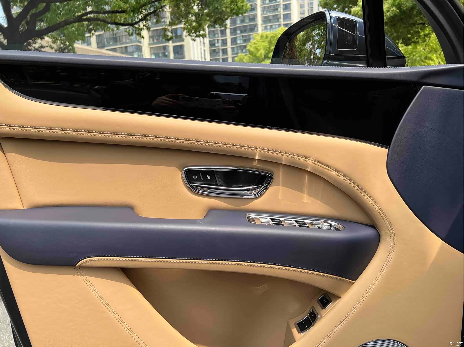 Bentley Bentayga, 2024 14