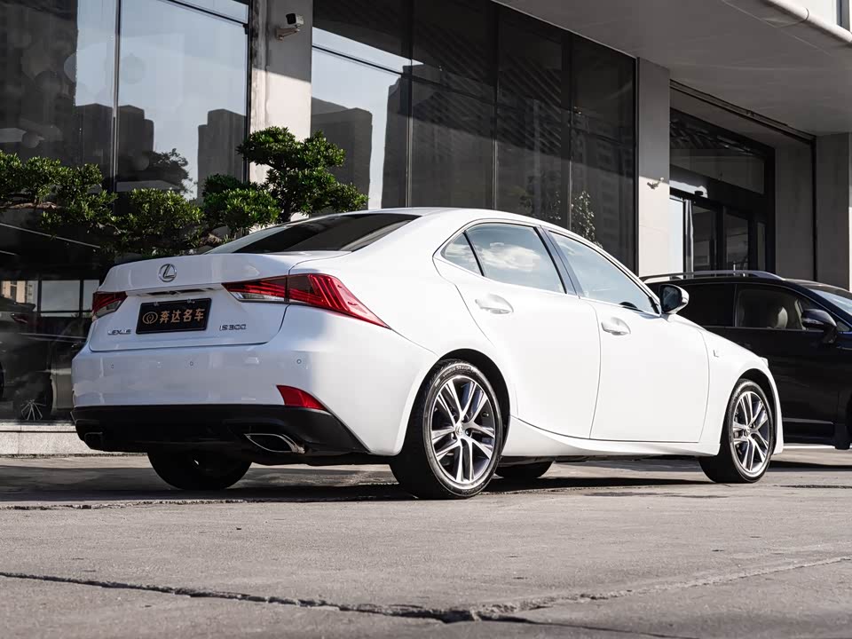 Lexus IS