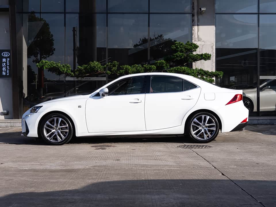 Lexus IS