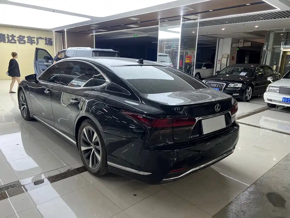 Lexus LS