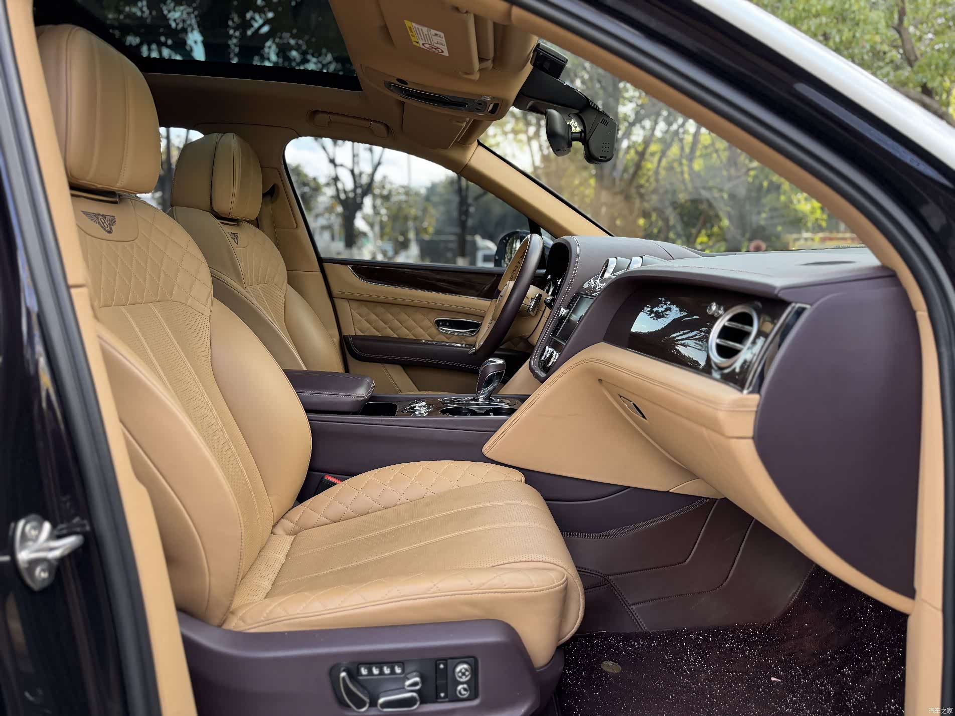 Bentley Bentayga, 2016 21
