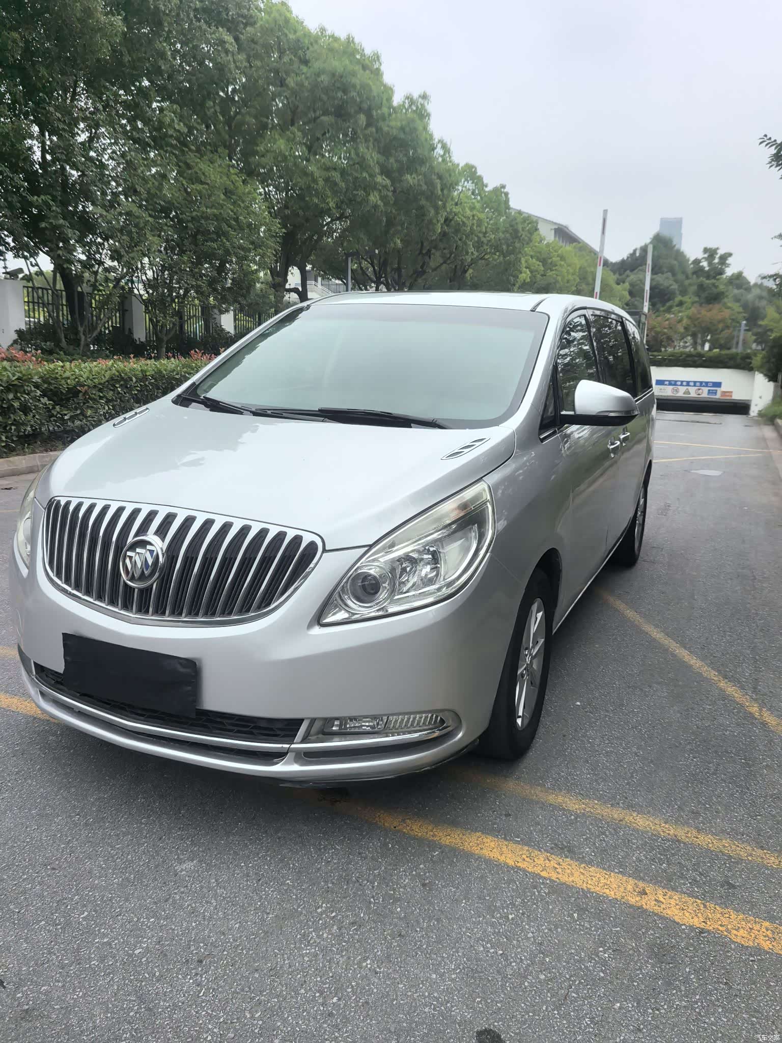 Buick GL8, 2011 1