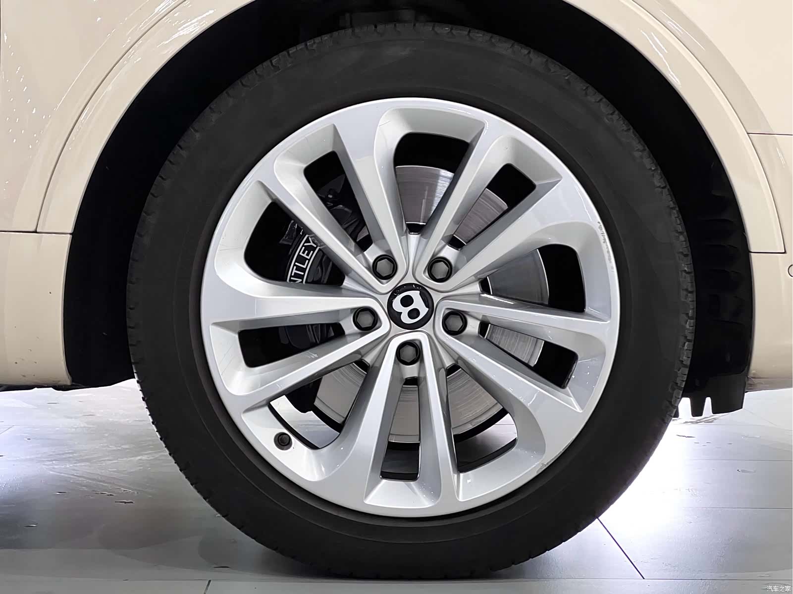 Bentley Bentayga, 2021 10