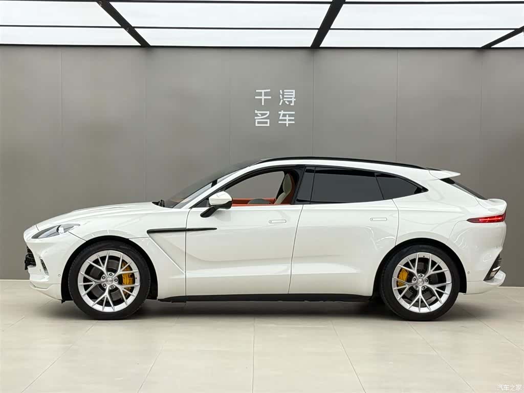 Aston Martin DBX, 2021 3