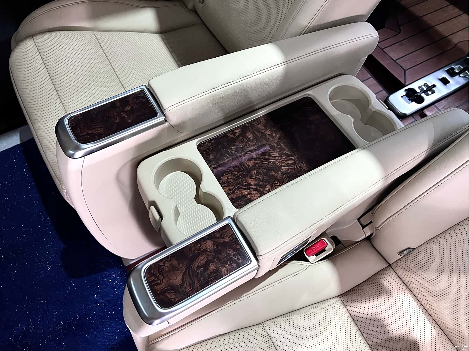 Toyota Alphard, 2023 36