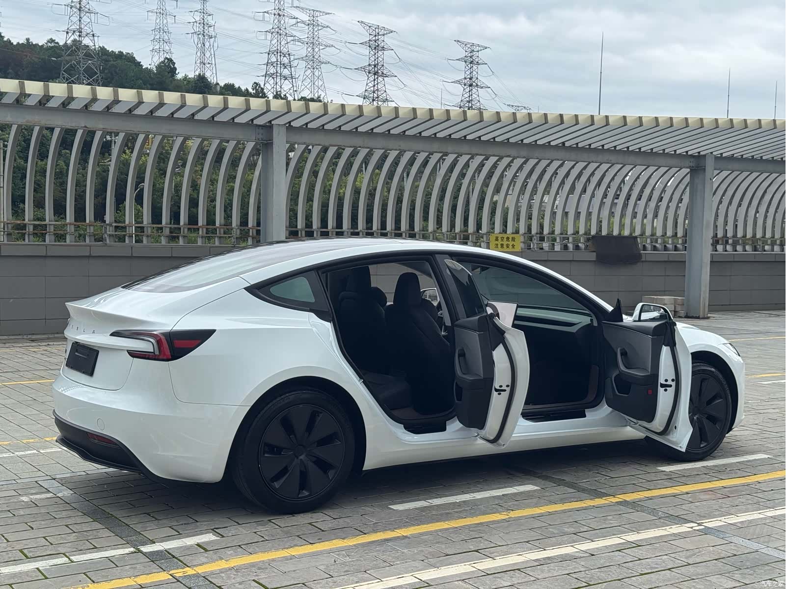 Tesla Model 3, 2025 23