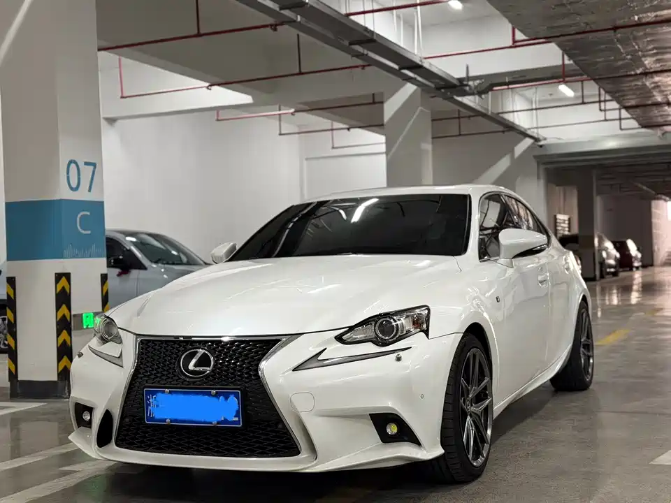 Lexus IS