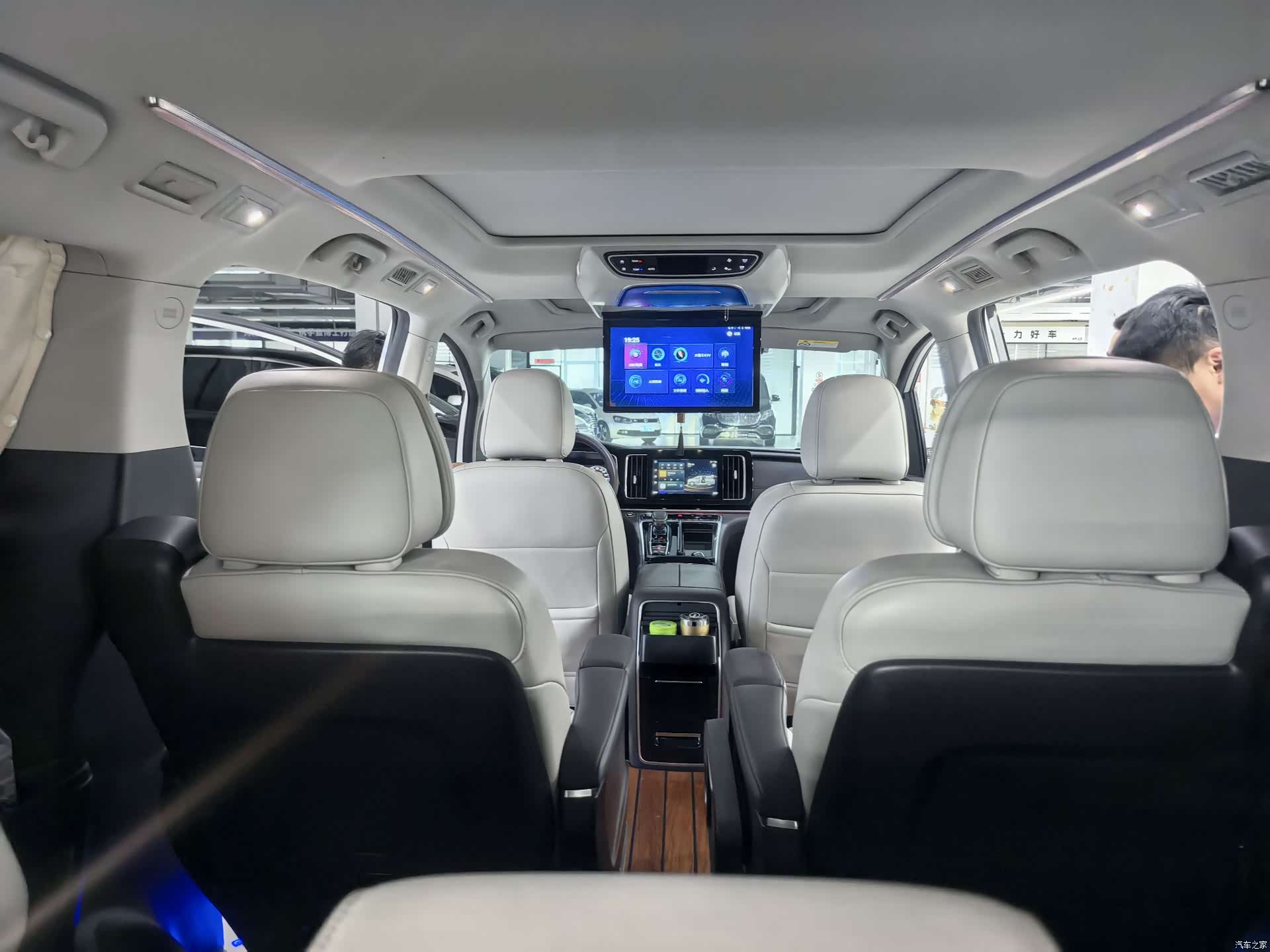 Trumpchi M8, 2021 11