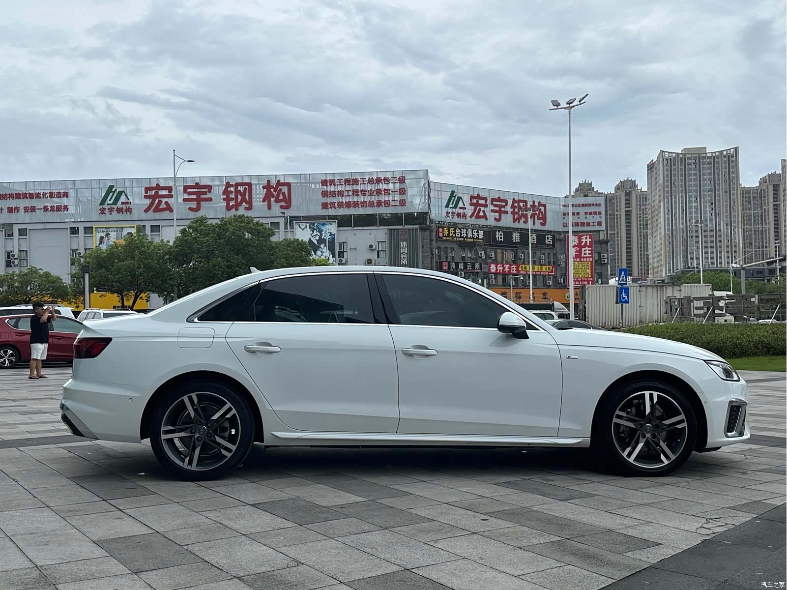 Audi A4L, 2021 все фото