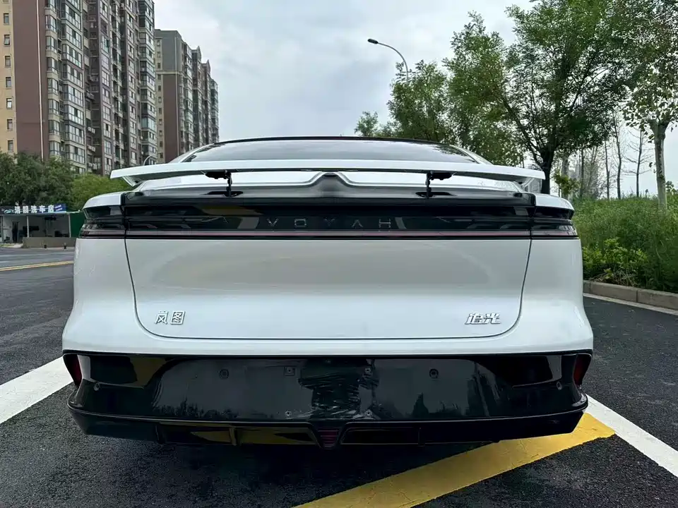 VOYAH Lantu chasing light