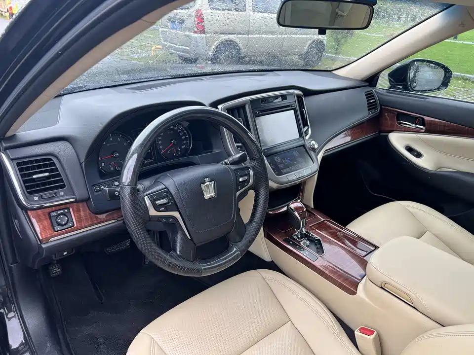 Toyota crown