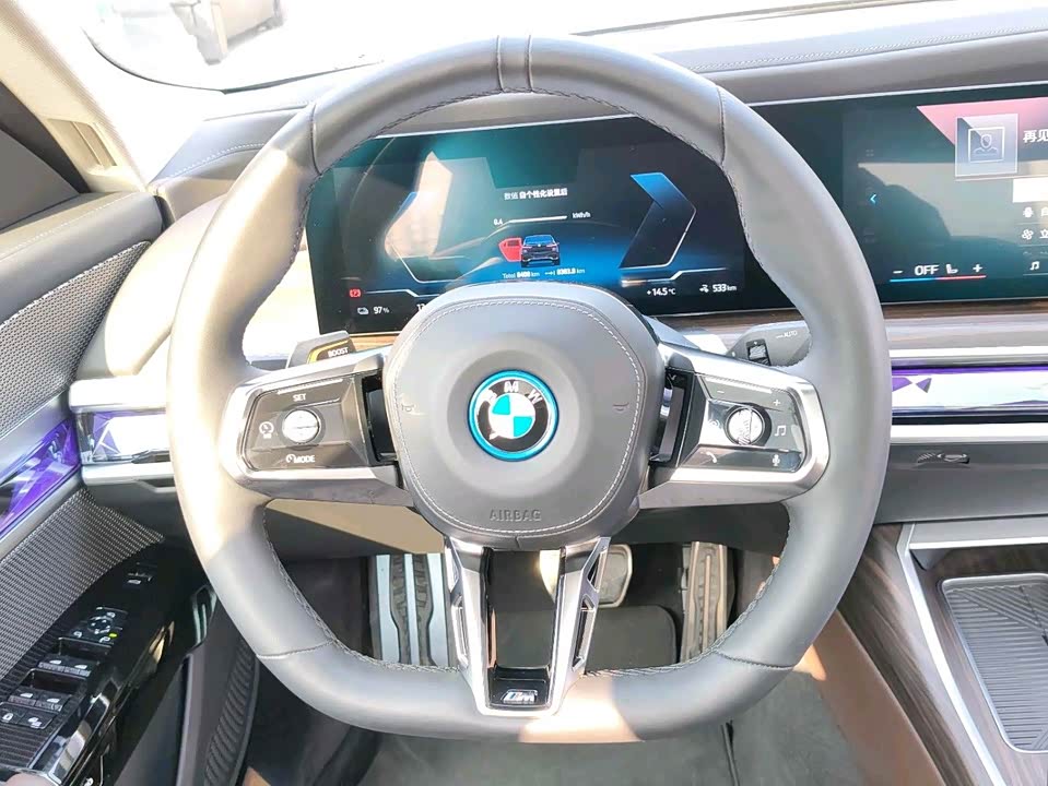 BMW i7