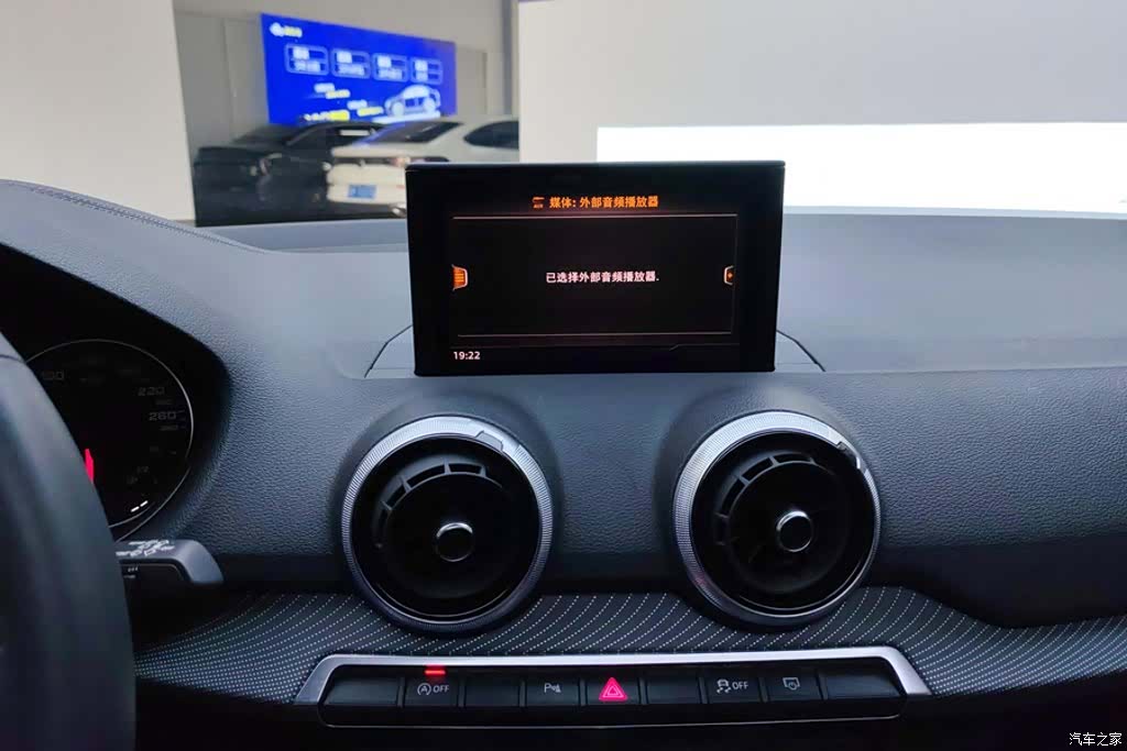 Audi Q2L, 2021 13