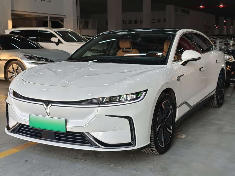 VOYAH Lantu chasing light