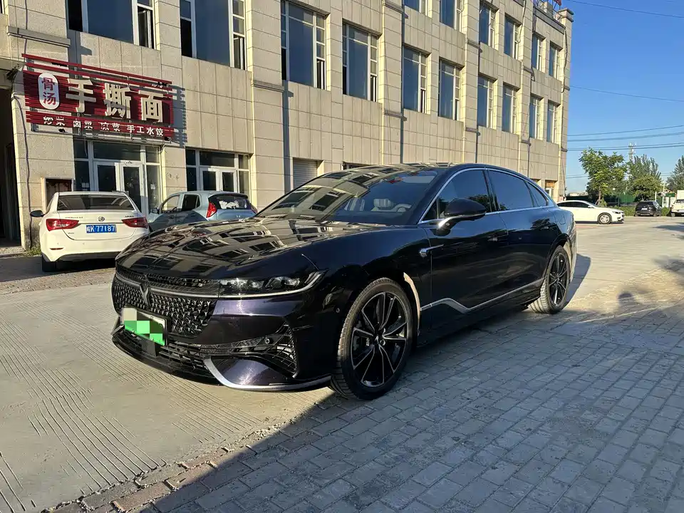 VOYAH Lantu chasing light