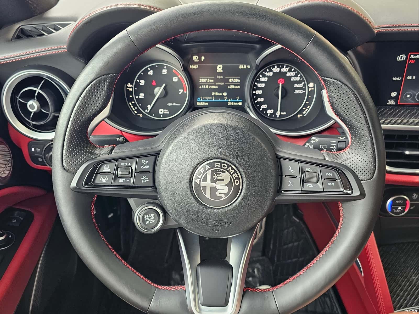 Alfa Romeo Stelvio, 2022 9