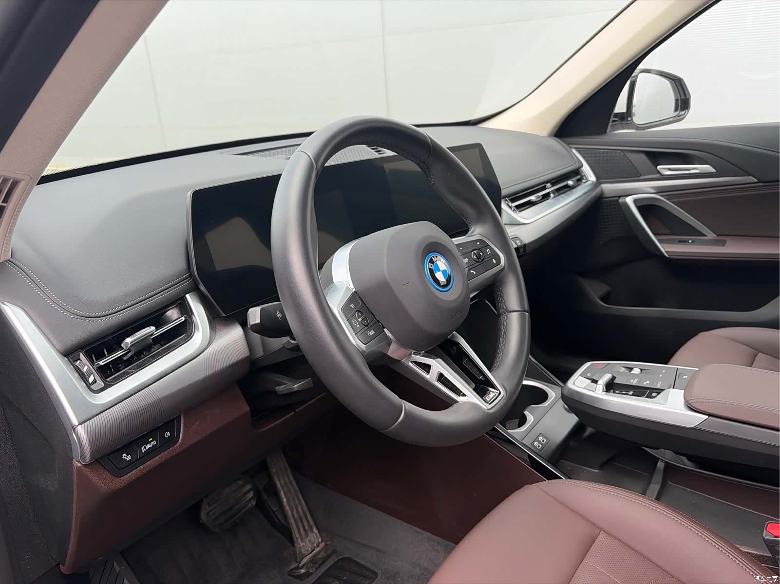 BMW iX1, 2025 12