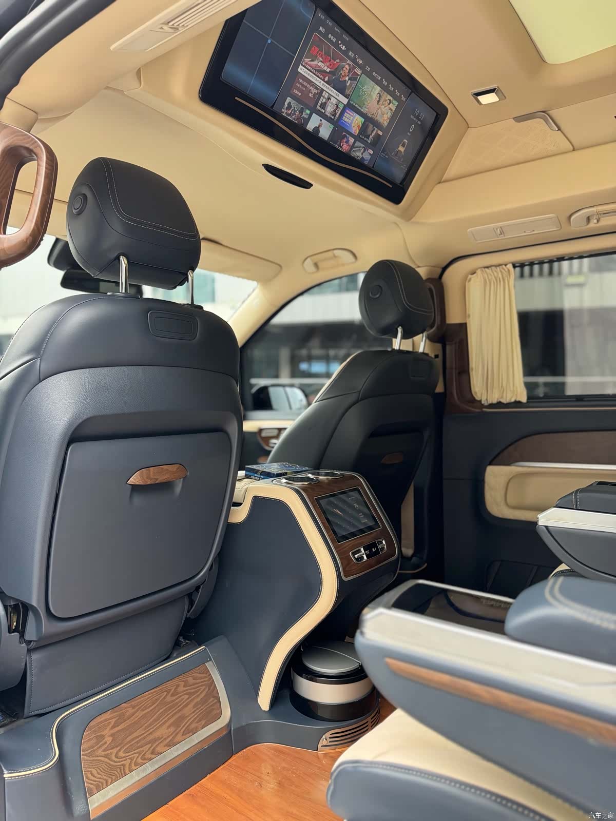 Mercedes-Benz V-Class, 2023 10