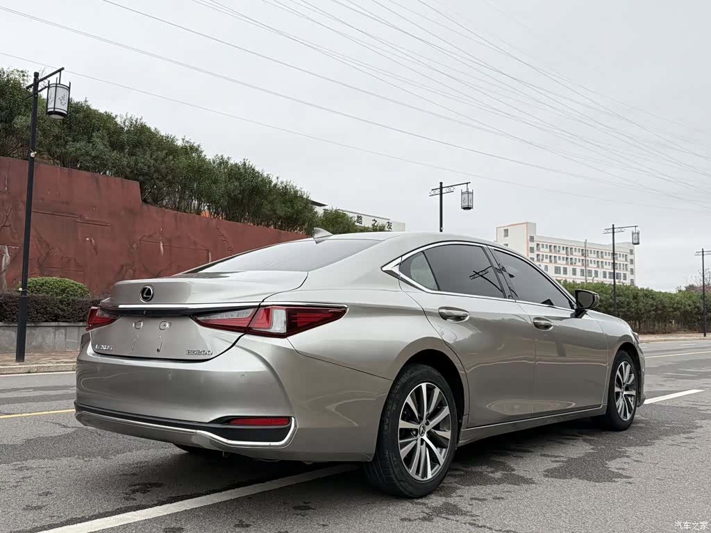 Lexus ES, 2019 4