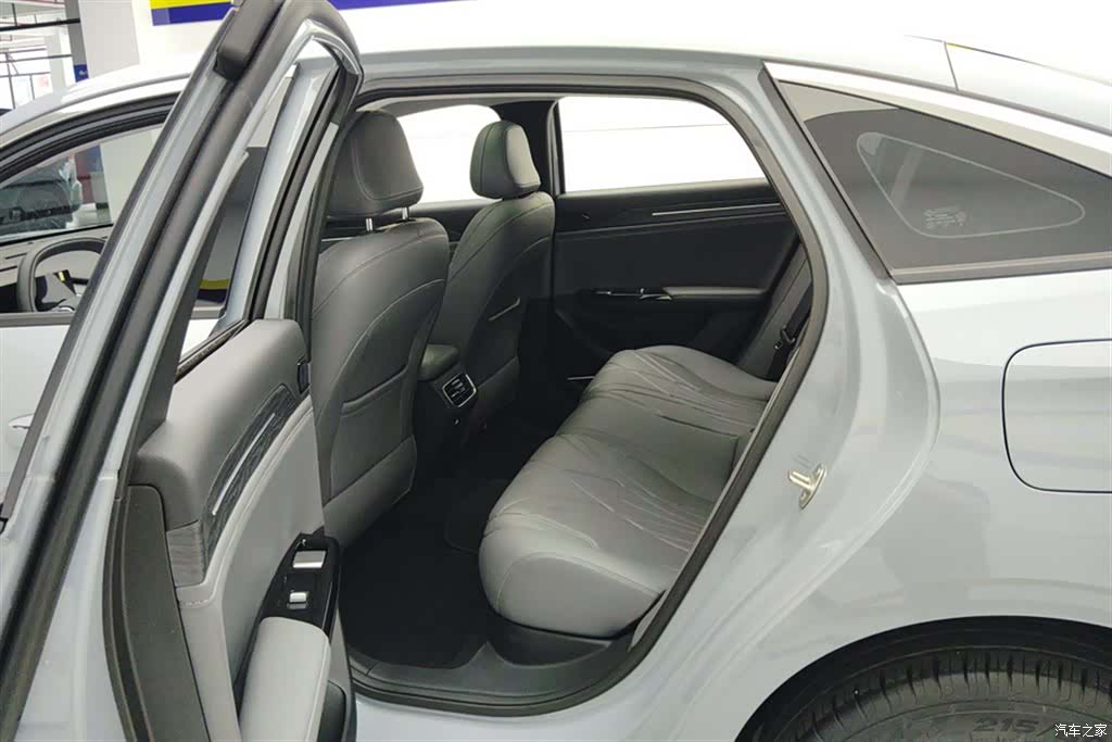 Geely Galaxy L6, 2025 11