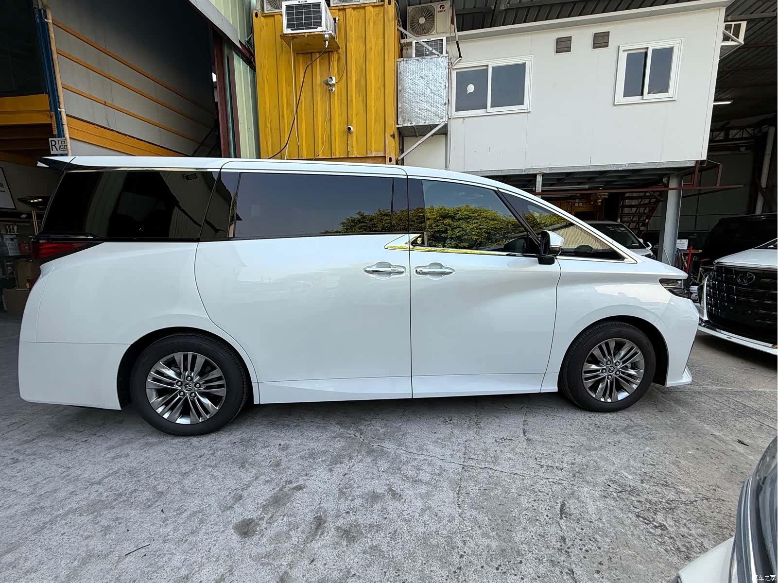 Toyota Alphard, 1900 13