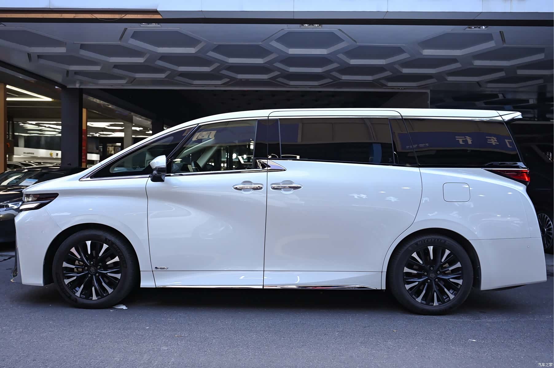 Toyota Vellfire, 2023 10