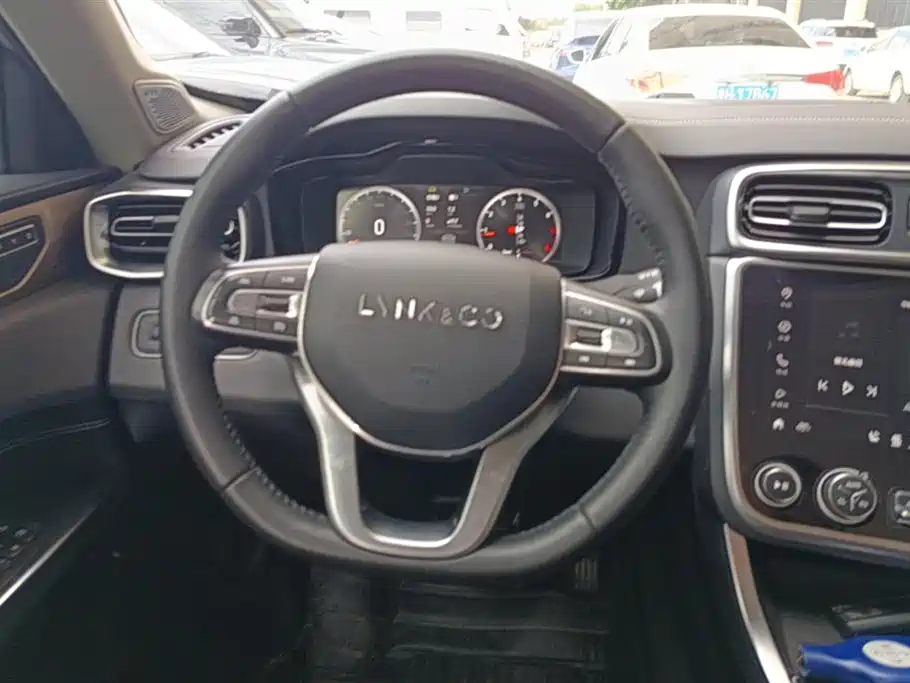 Lynk & Co 01