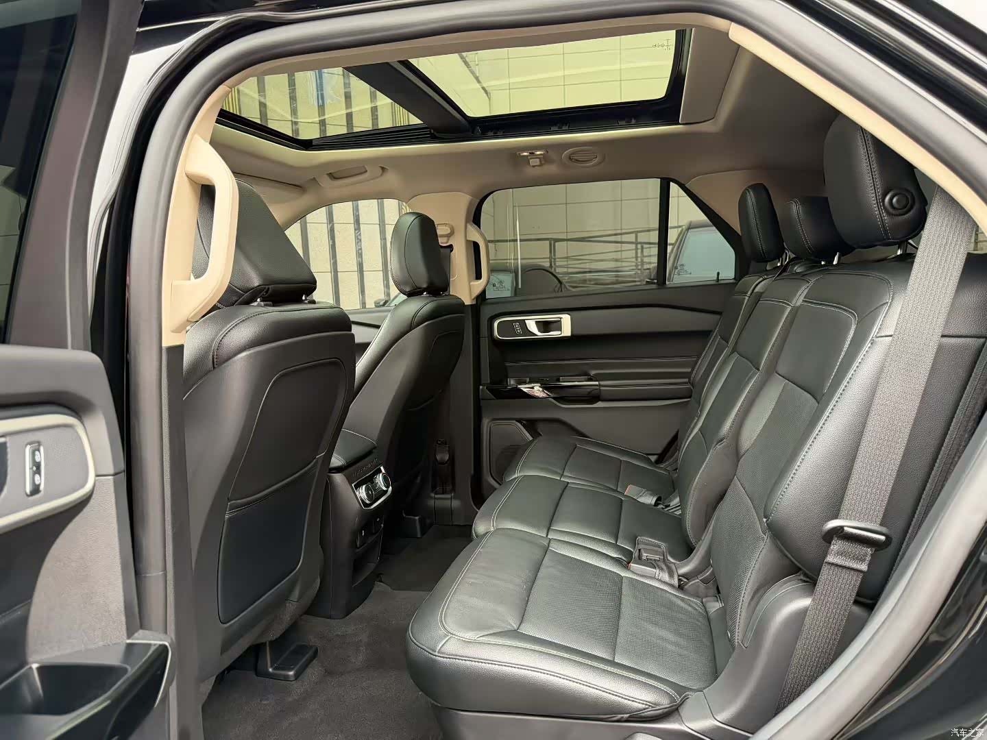 Ford Explorer, 2022 9