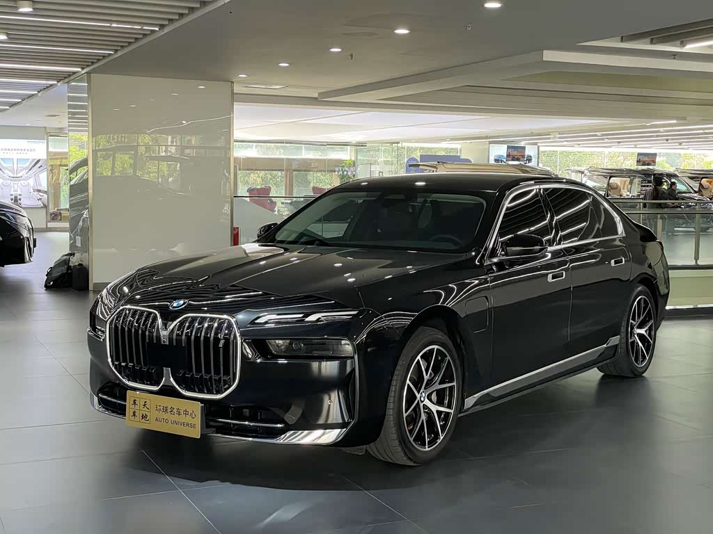 BMW i7