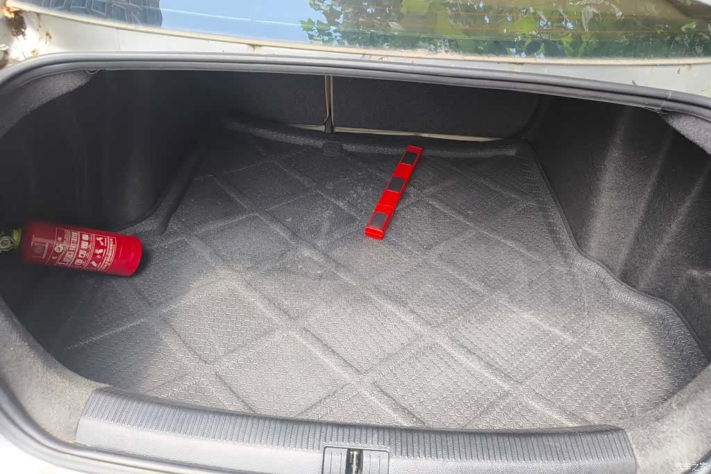Volkswagen Sagitar, 2012 4