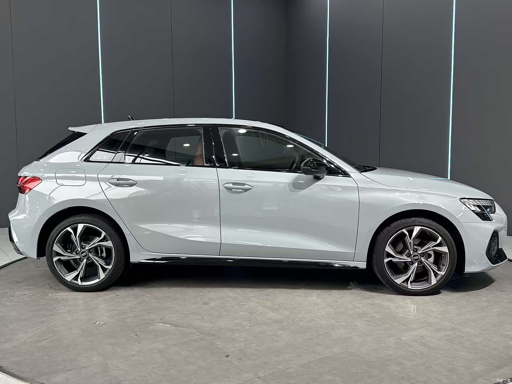 Audi Flying Spur, 2025 4
