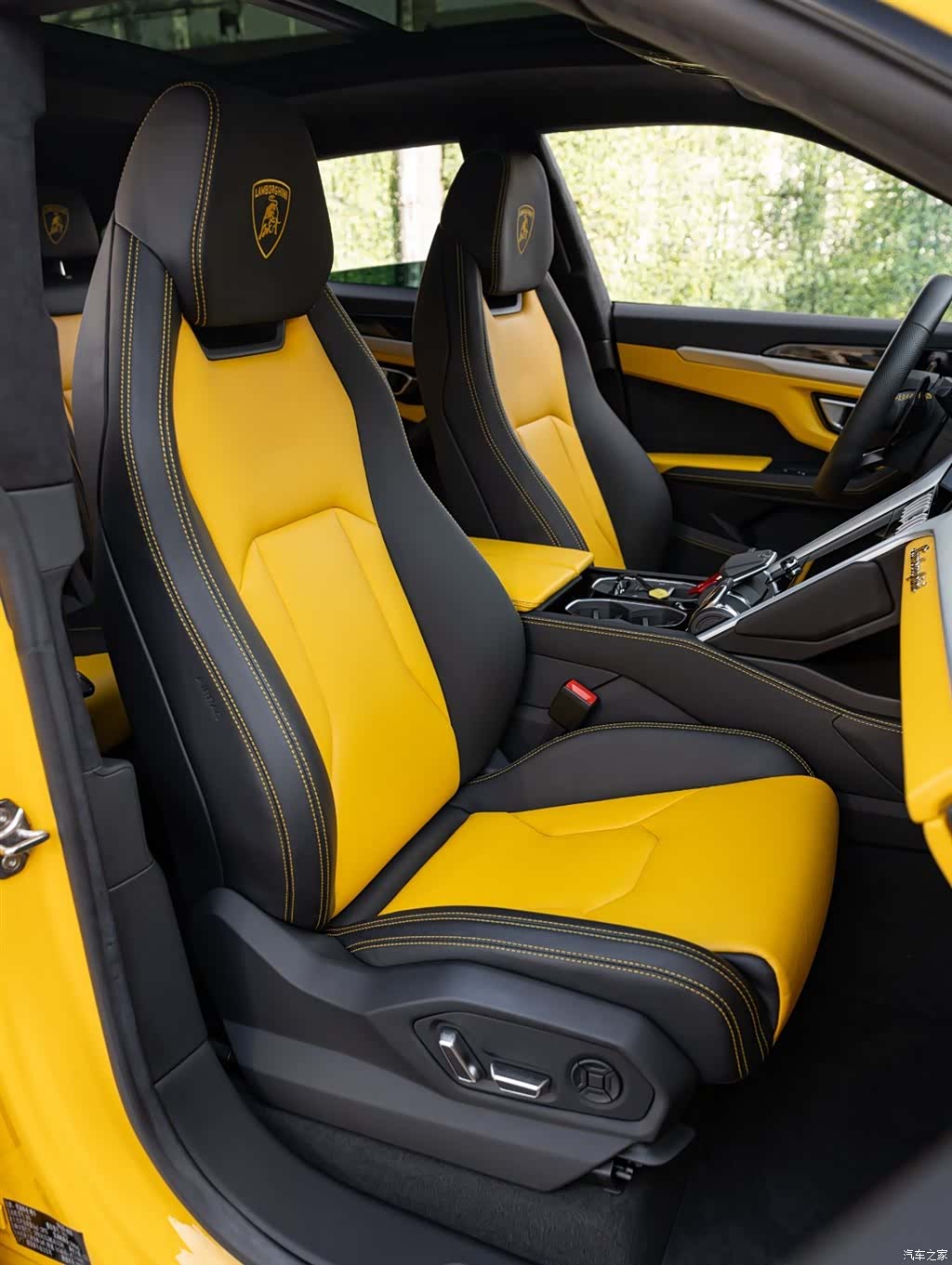 Lamborghini Urus, 2023 19