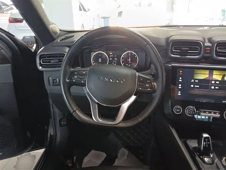 Lynk & Co 03