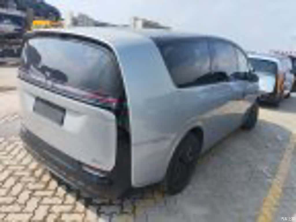 Li Auto MEGA, 2024 4