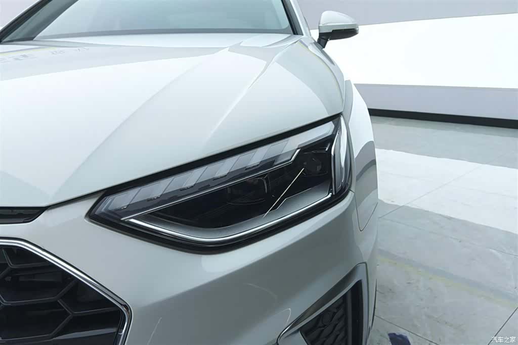 Audi A4L, 2022 все фото