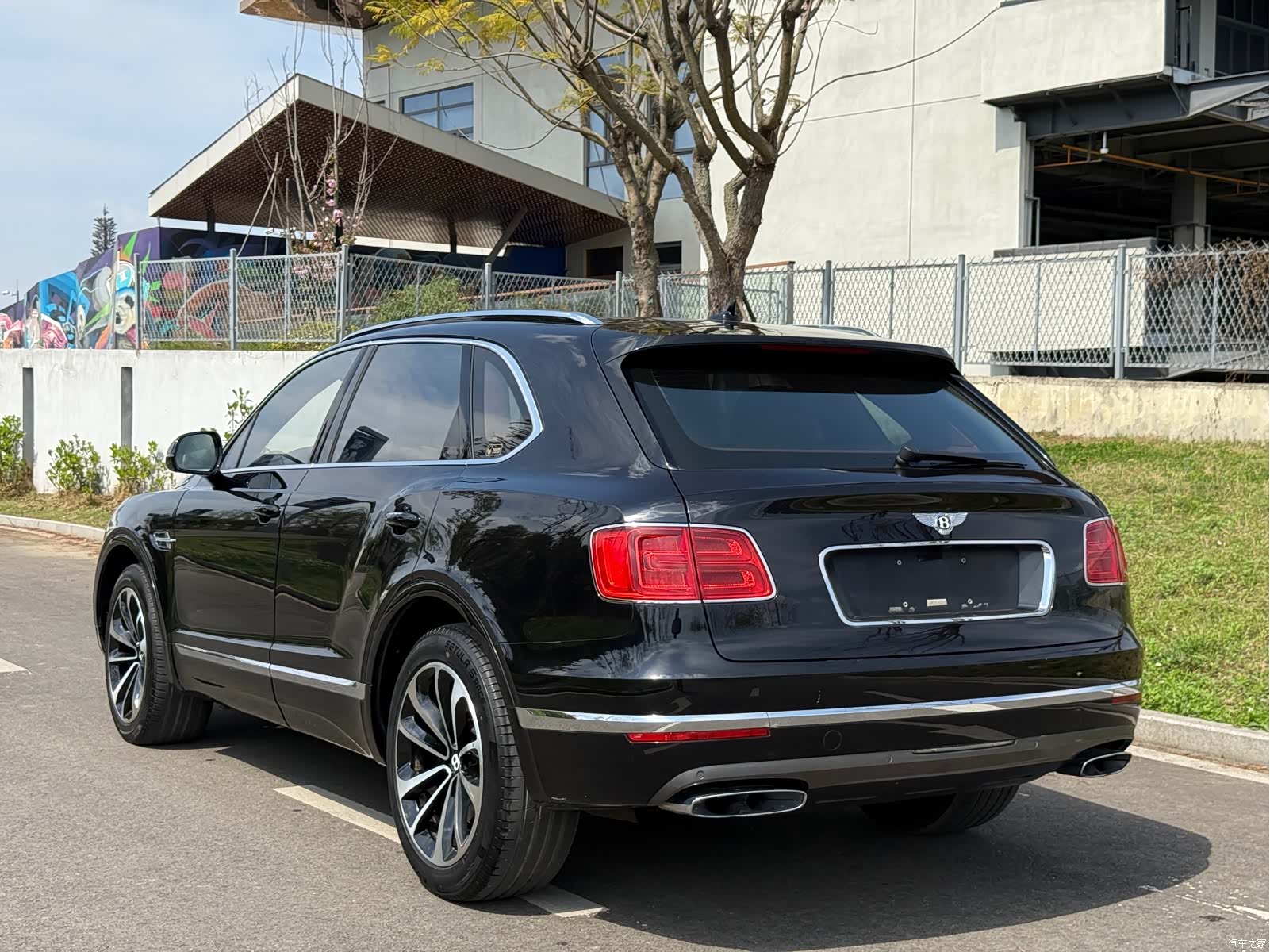 Bentley Bentayga, 2016 13