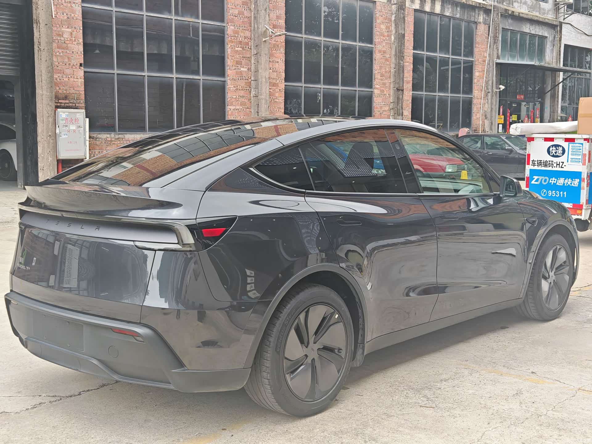 Tesla Model Y, 2025 все фото