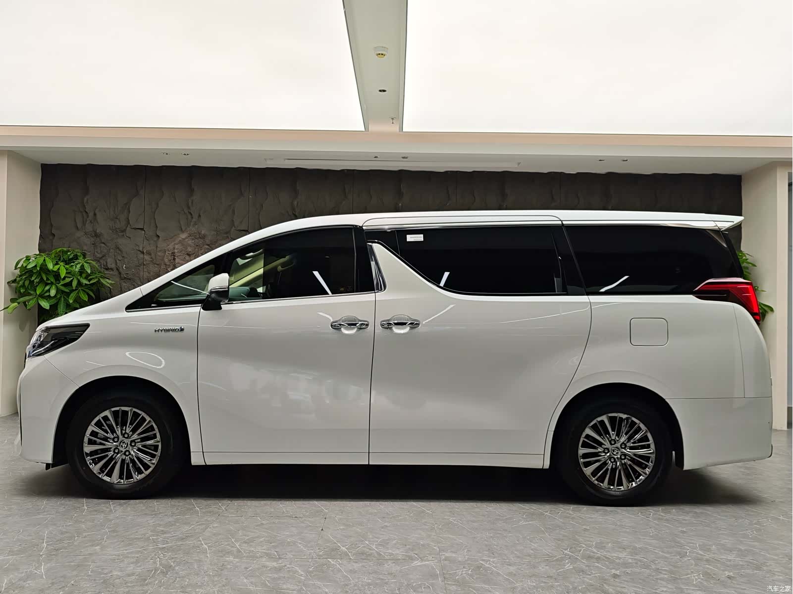 Toyota Alphard, 2021 3