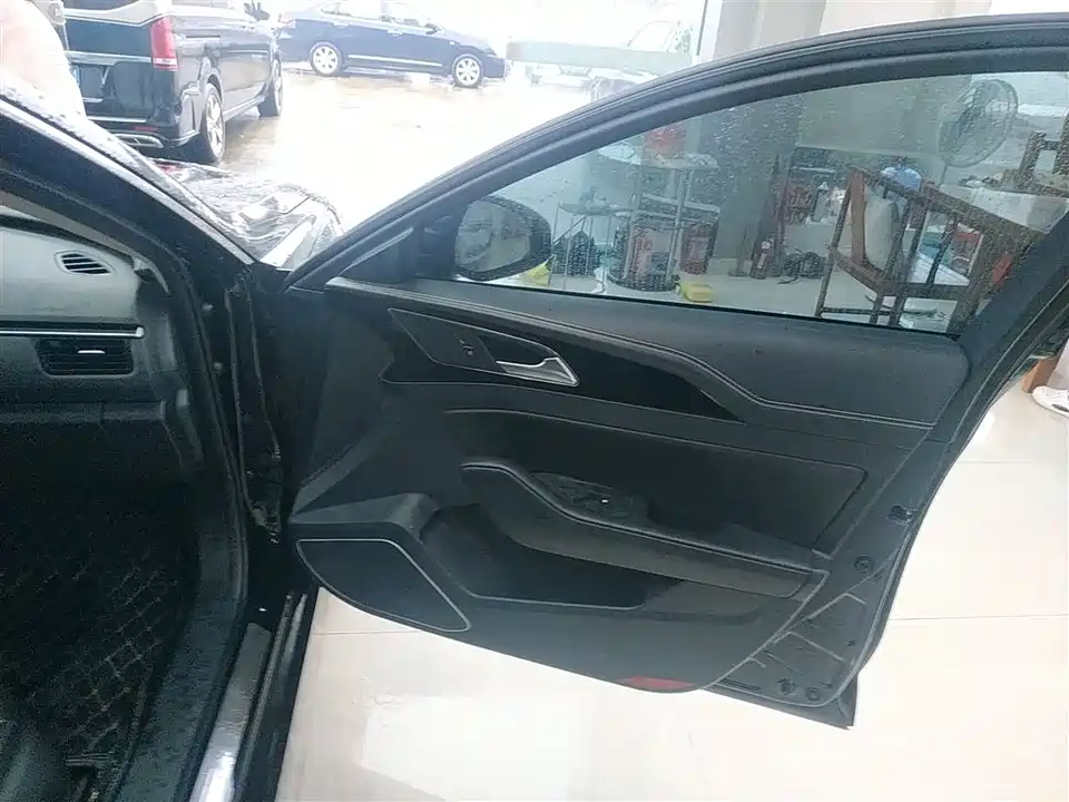 Hongqi H5