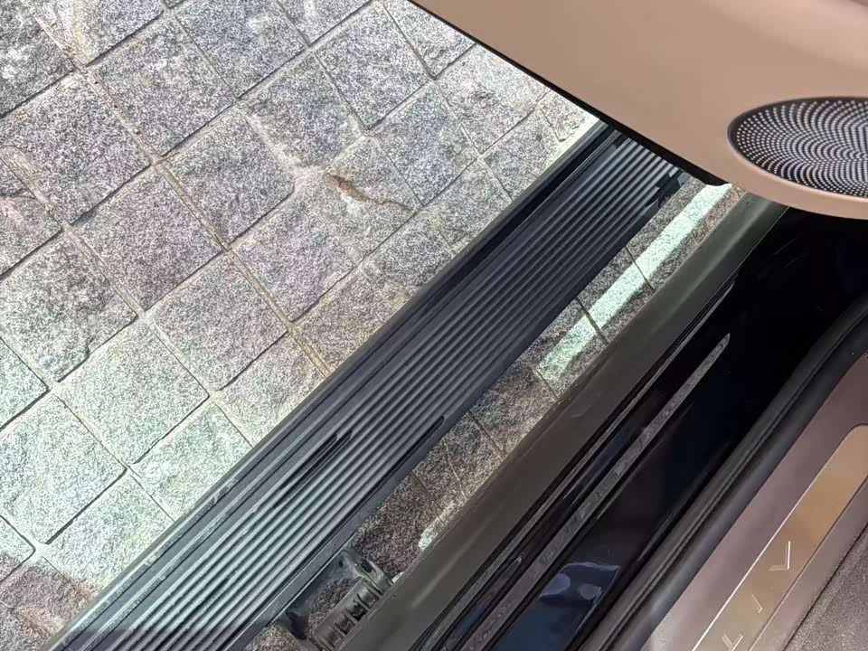 AITO Ask the world M9