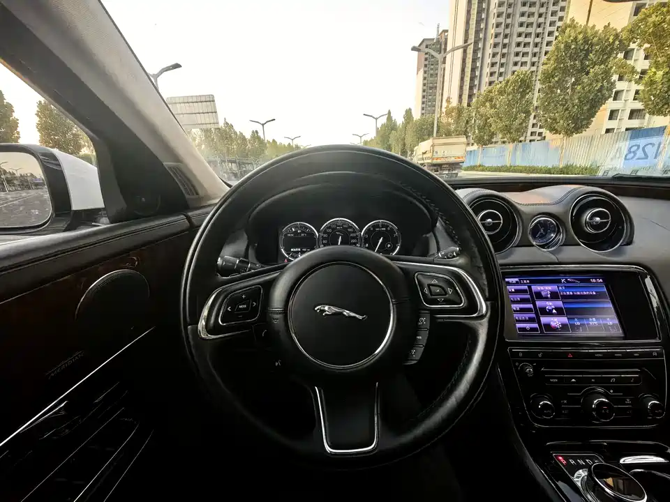 Jaguar XJ Jaguar XJ