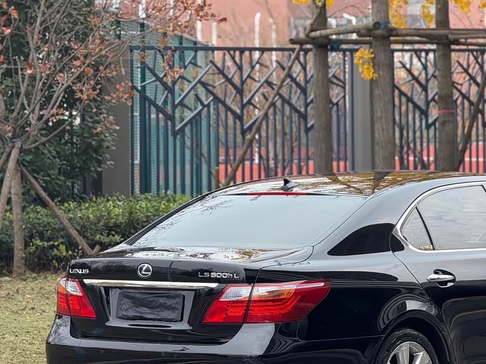Lexus LS