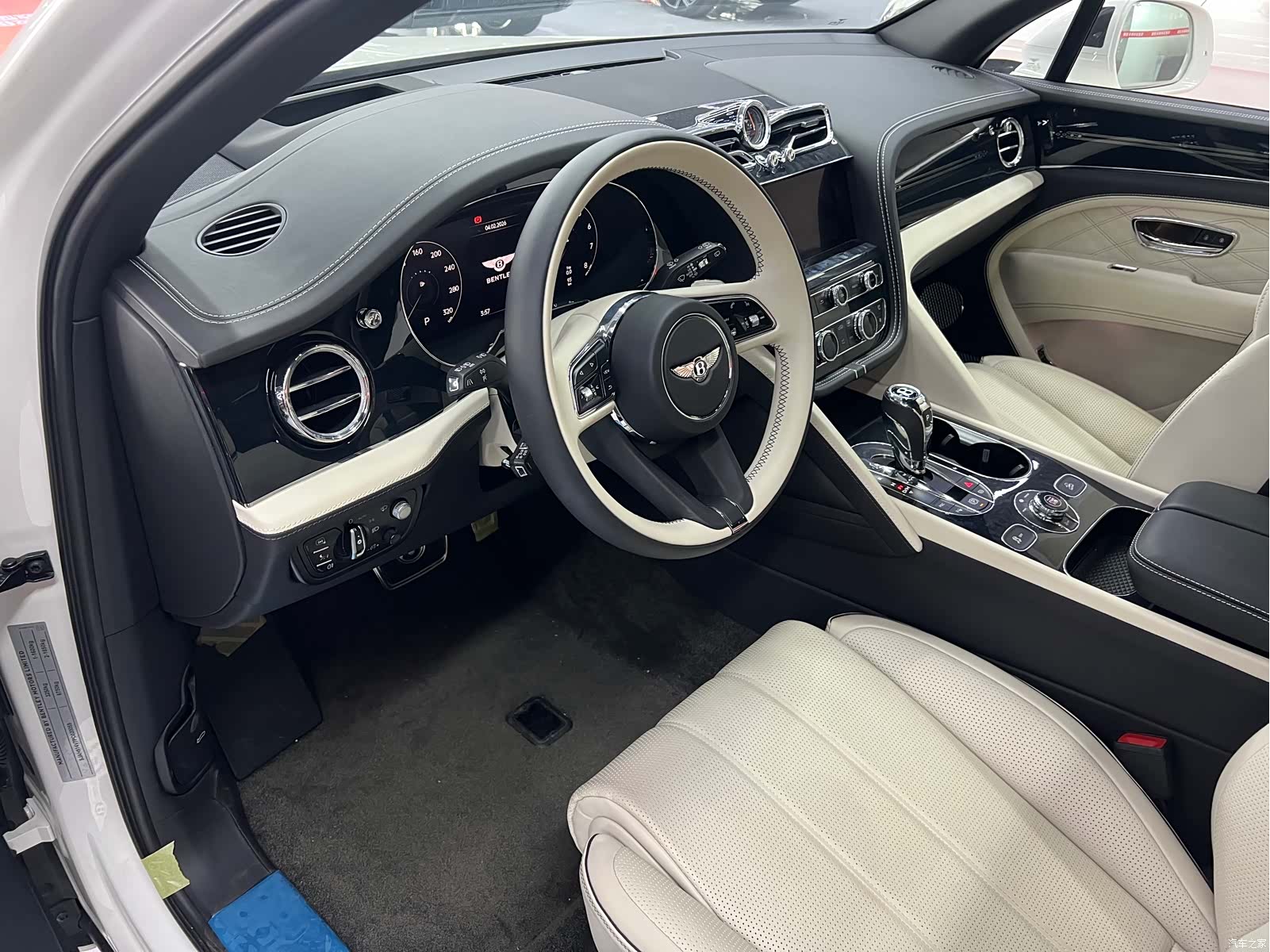 Bentley Bentayga, 2024 12