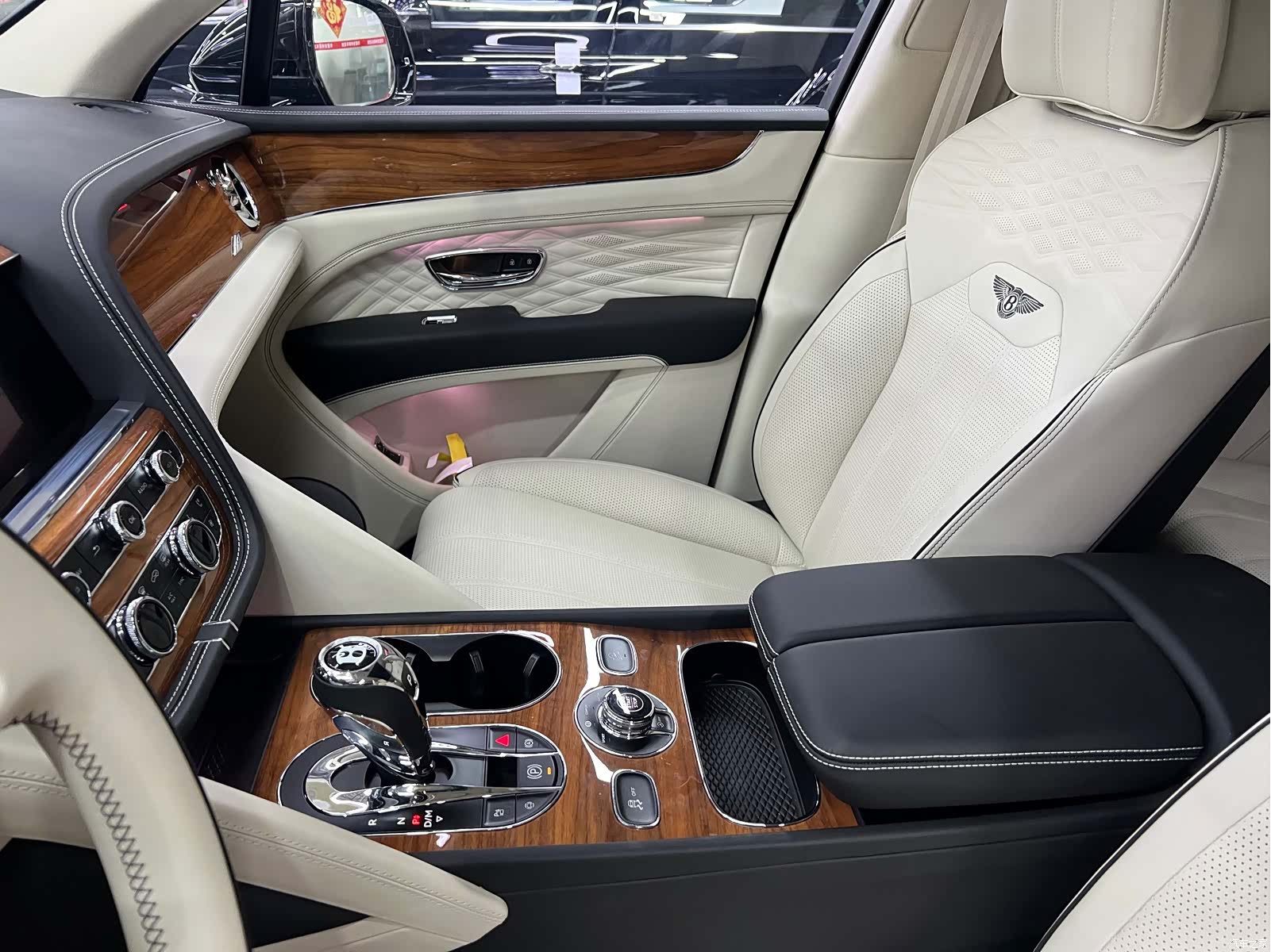 Bentley Bentayga, 2024 11