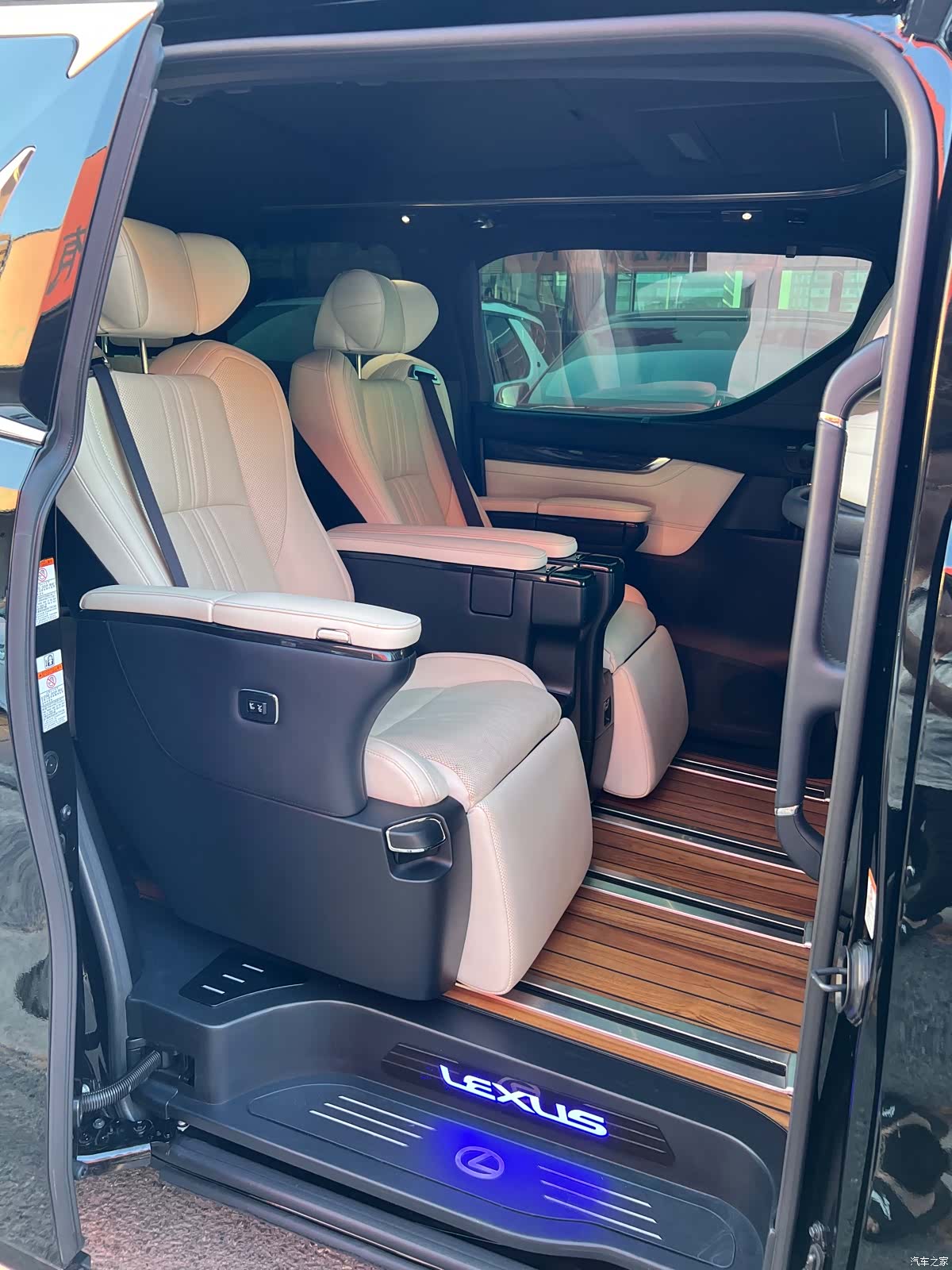 Lexus LM, 2021 13
