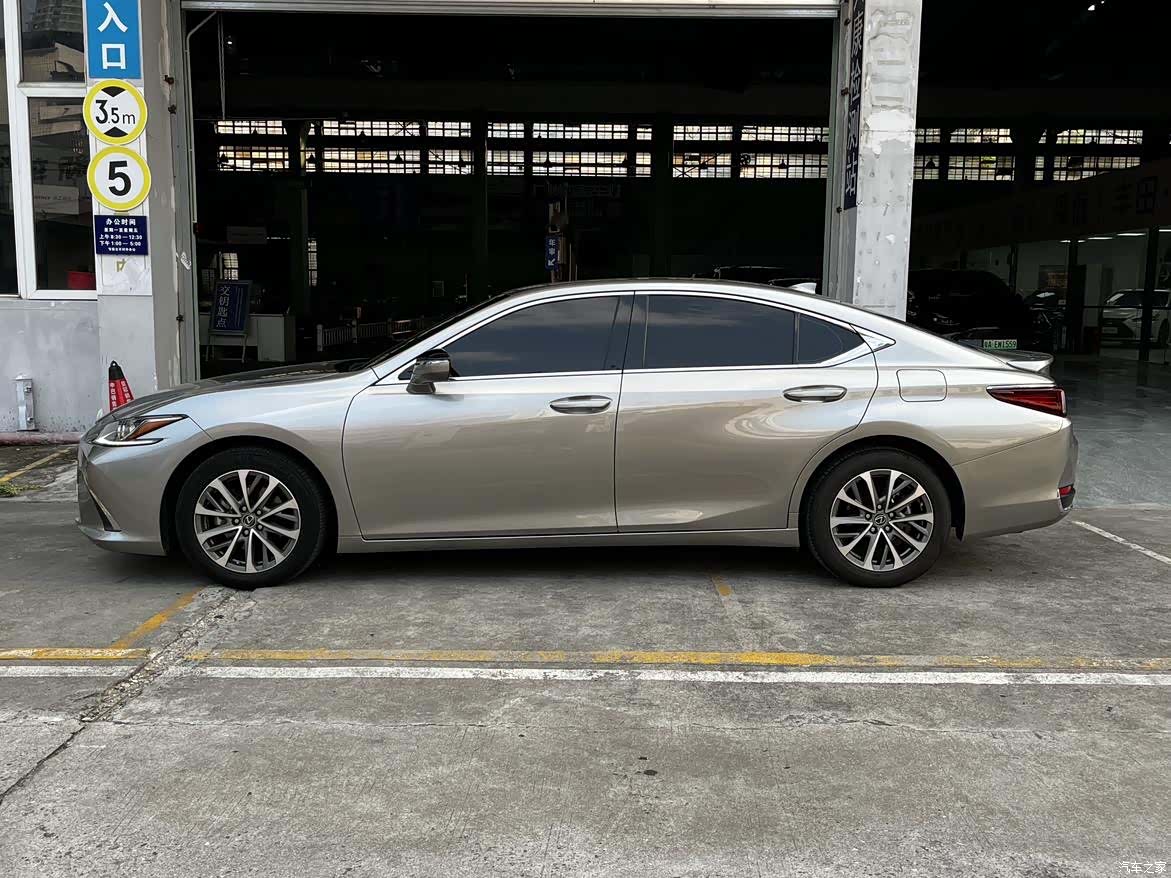 Lexus ES, 2023 4