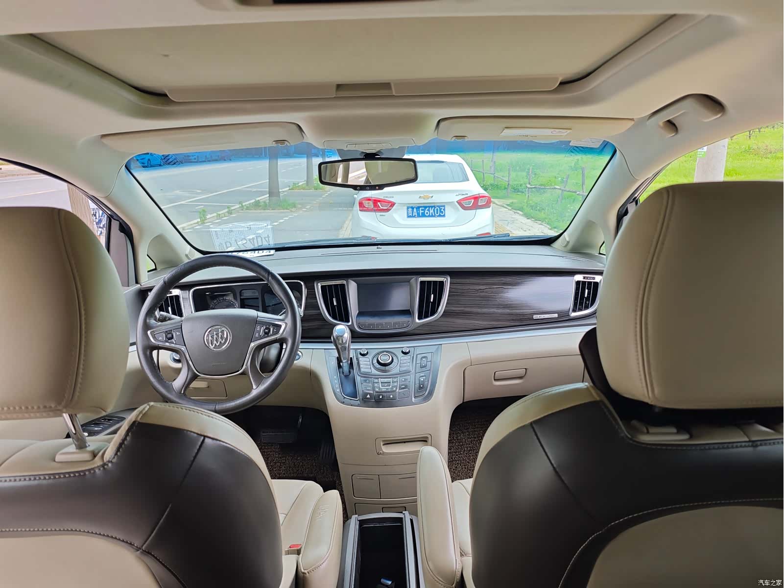 Buick GL8, 2011 4