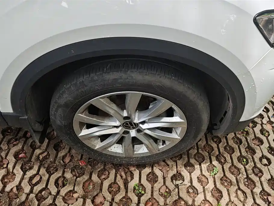 Volkswagen T-ROC exploring Songs